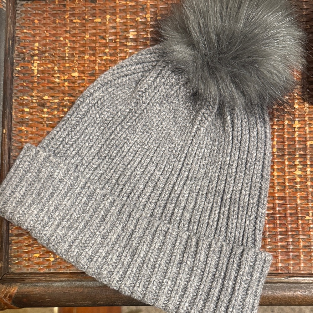 Women’s Beanie Gray Knit with Faux Fur Pom BR